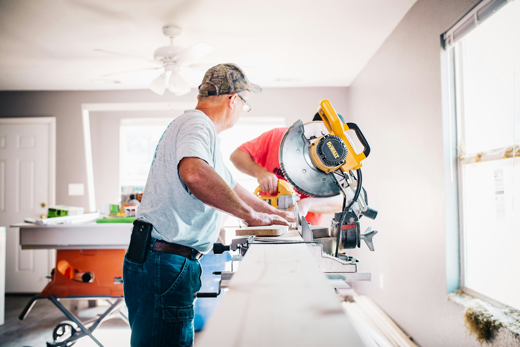 Handwerker an einer Kappsäge in der Werkstatt
